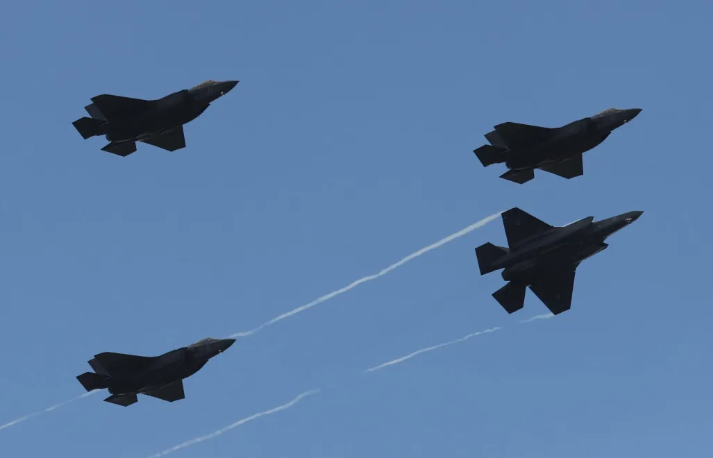 Звено самолетов F-35 в небе. Фотоиллюстрация. Fot. PAP/EPA/ABIR SULTAN
