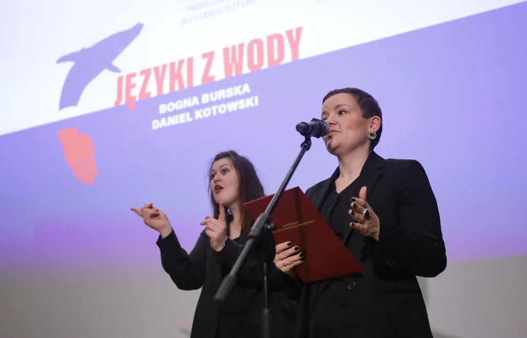 Ministra kultury i dziedzictwa narodowego Marta Cienkowska (P) podczas konferencji prasowej z okazji przedpremierowego pokazu filmu „Języki z wody”, fot. PAP/Tomasz Gzell