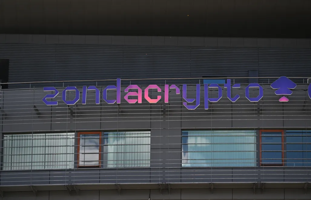 Neon zondacrypto. Zdj. ilustracyjne. Fot. PAP/Radek Pietruszka