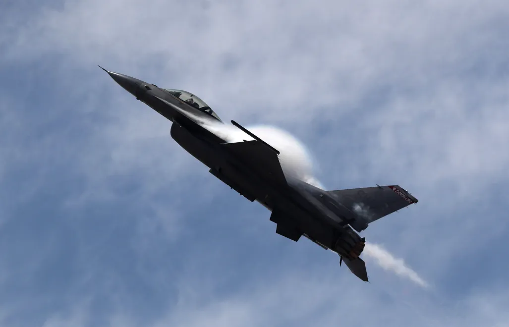 Истребитель F-16. Fot. EPA/PAOLO AGUILAR (фотоиллюстрация)