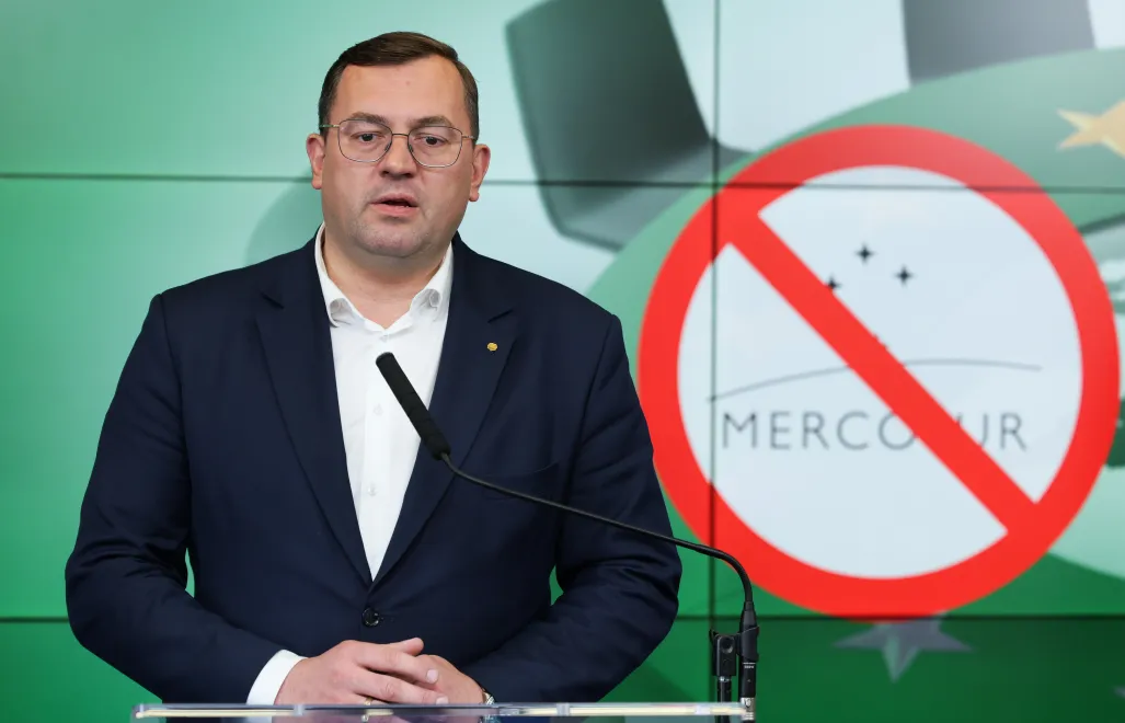 Брифінг міністра сільського господарства Польщі, на якому він  заявив, що польський уряд подасть скаргу до Суду справедливості ЄС на угоду, укладену між Європейським Союзом і країнами МЕРКОСУР. Варшава. 24.04.2026.  Fot. PAP/Paweł Supernak