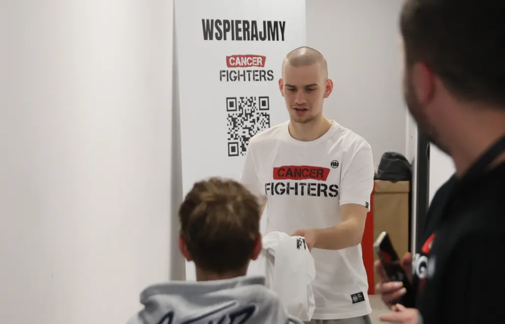 "Łatwogang" podczas zbiórki prowadzonej dla Fundacji Cancer Fighters na platformie YouTube, fot. PAP/Leszek Szymański