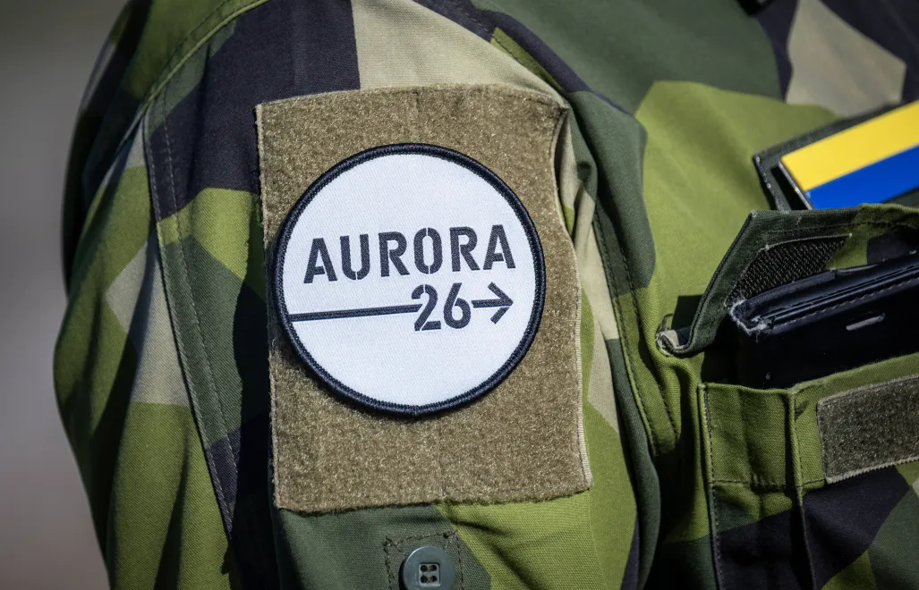 Емблема Aurora на рукаві солдата під час бойового показу в рамках дня для преси на військових навчаннях Aurora-2026 у Швеції. Fot. PAP/EPA/JOHAN NILSSON