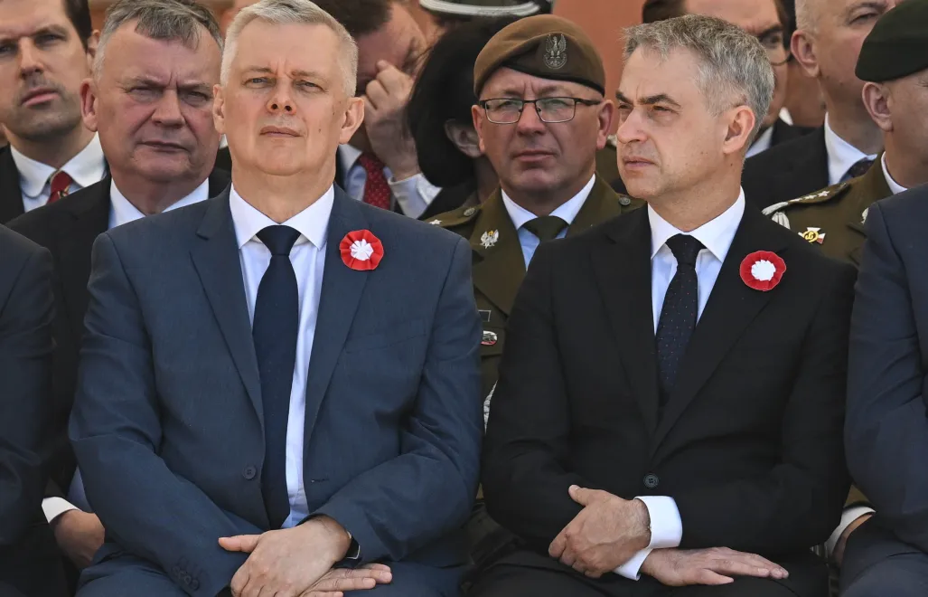 Tomasz Siemoniak i Krzysztof Gawkowski podczas uroczystości na Placu Zamkowym w Warszawie Fot. PAP/Radek Pietruszka