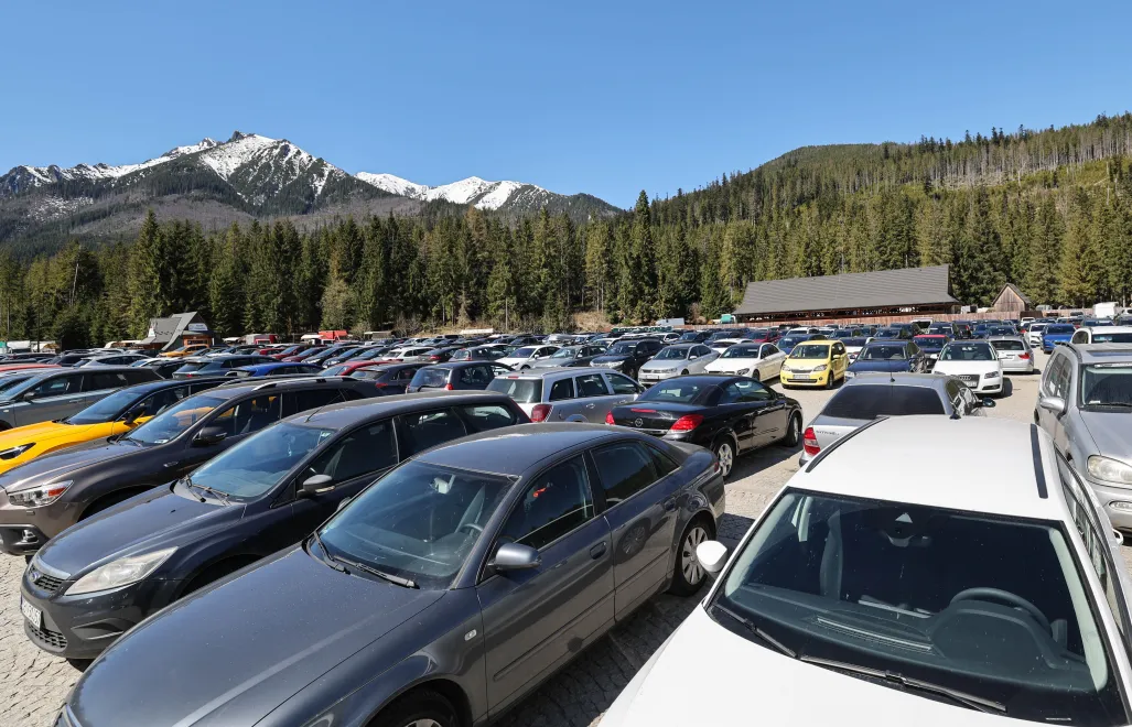 Zapełniony parking w Palenicy Białczańskiej, skąd prowadzi m.in. jeden z najpopularniejszych szlaków nad Morskie Oko. Fot. PAP/Grzegorz Momot