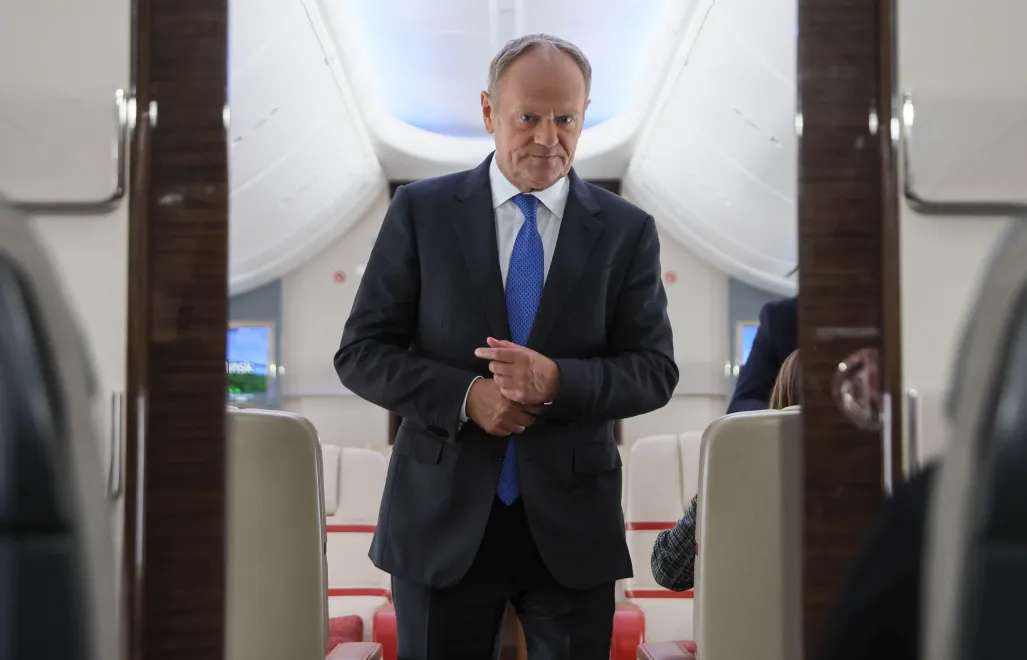Premier Donald Tusk w samolocie rządowym, fot. PAP/Leszek Szymański
