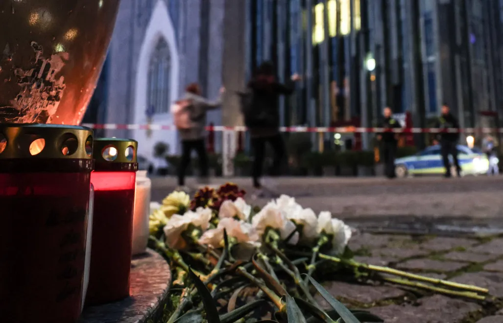 Lipsk. Znicze i kwiaty w pobliżu miejsca, gdzie doszło do tragedii, fot. PAP/EPA/Filip Singer