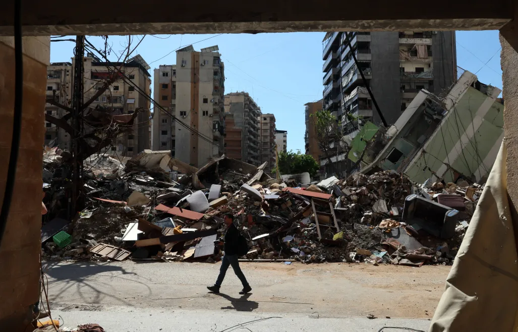 Zniszczenia w Bejrucie po izraelskich atakach, fot. PAP/EPA/WAEL HAMZEH