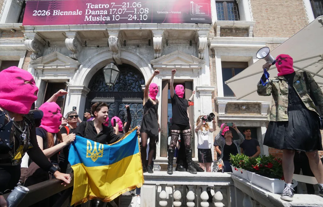 Manifestacje w Wenecji przeciwko obecności Rosji na Biennale Sztuki. Fot. PAP/EPA/ANDREA MEROLA