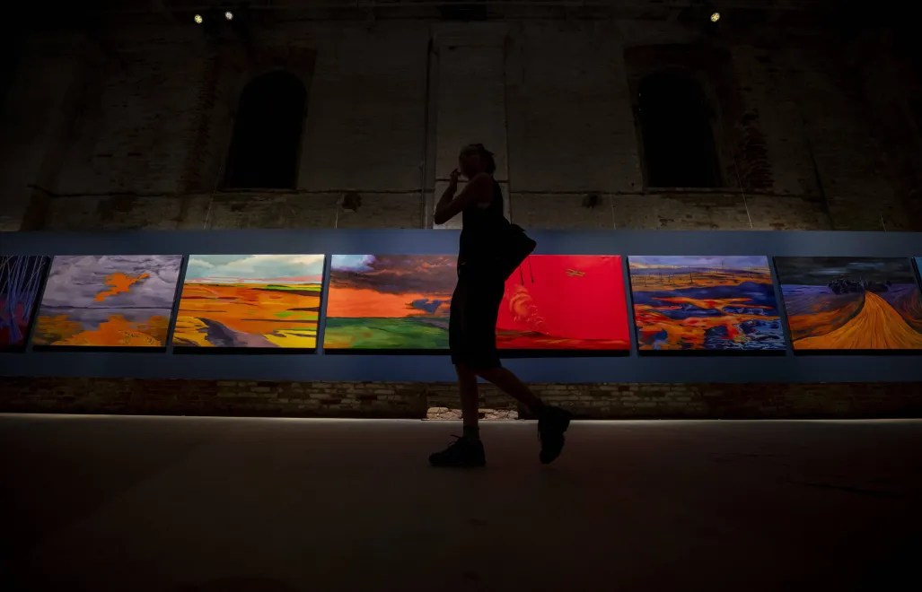 Pokaz przedpremierowego Biennale Sztuki w Wenecji. Fot. PAP/EPA/ZOLTAN BALOGH