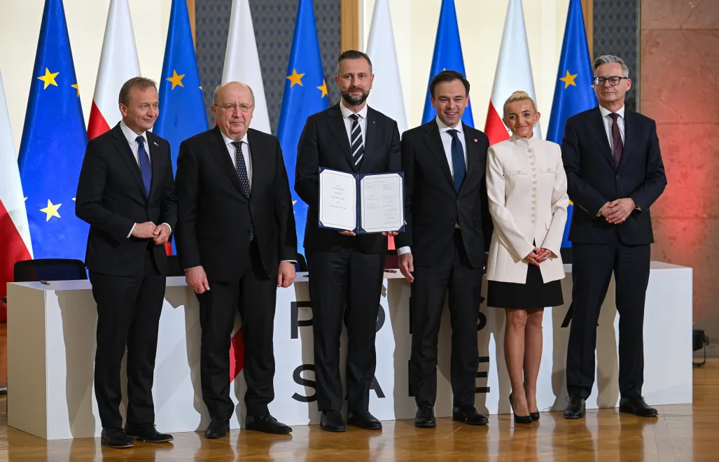 Umowa dot. programu SAFE podpisana. Fot. PAP/Marcin Obara
