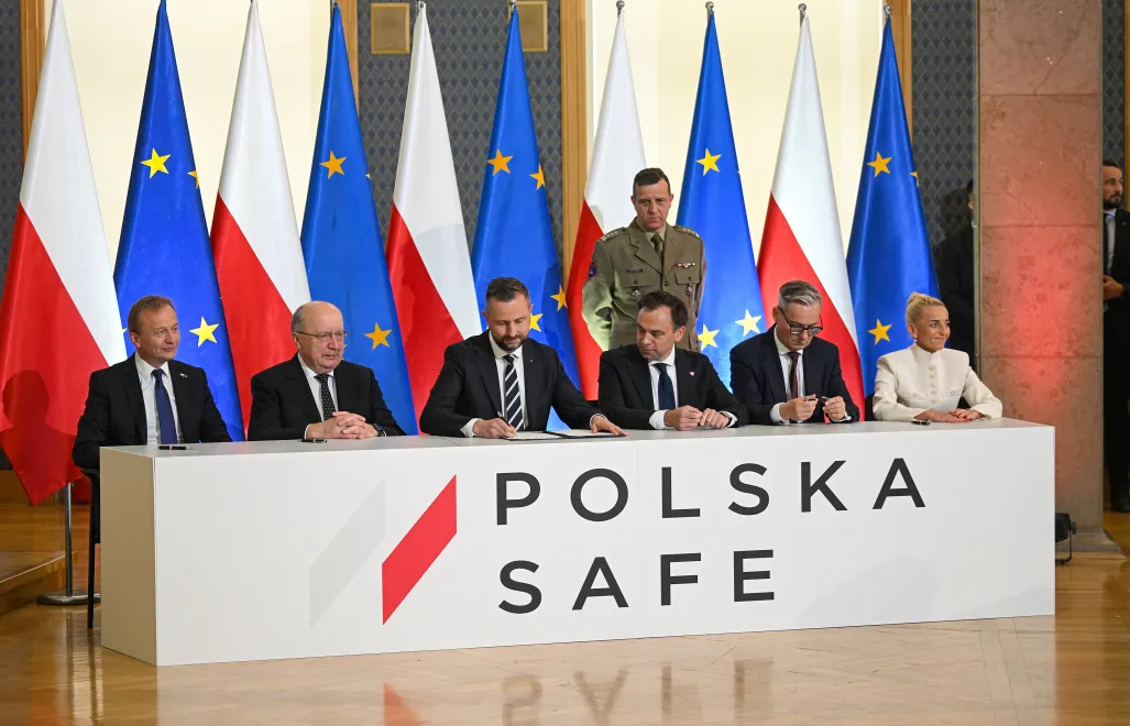 Угоду щодо оборонної програми SAFE підписали: віцепрем'єр, голова Міністерства нацоборони Владислав Косіняк-Камиш та міністр фінансів і економіки Анджей Доманський, а з боку Європейської комісії – комісар з питань бюджету Пьотр Серафін та комісар з питань оборони Андріус Кубілюс. Fot. PAP/Marcin Obara