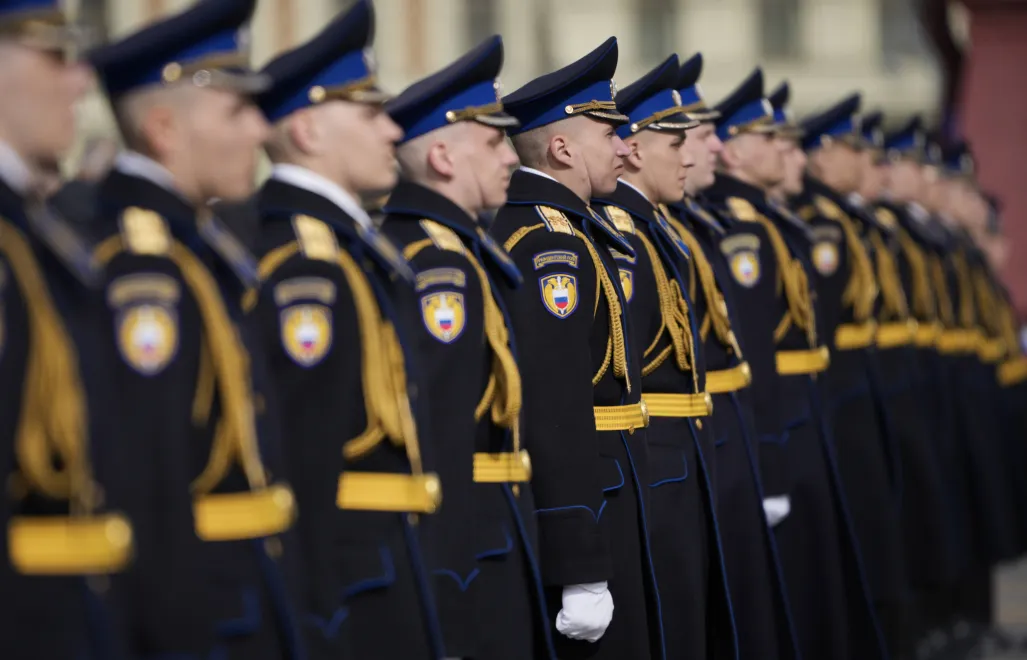 Москва. Военнослужащие перед началом парада. Fot. PAP/EPA/	PAVEL BEDNYAKOV / POOL