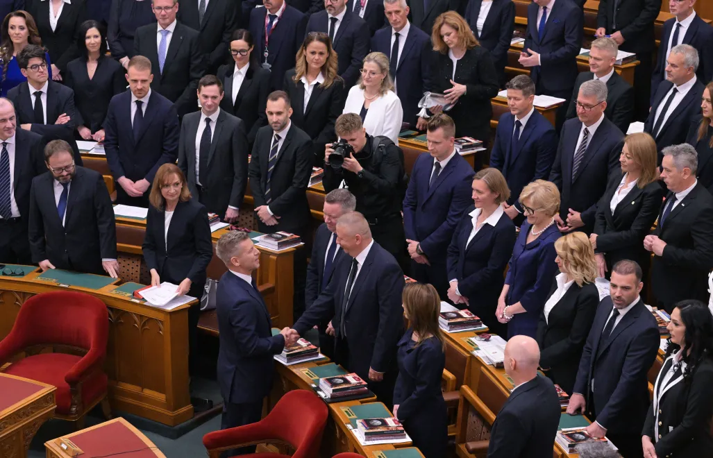 Peter Magyar i posłowie podczas sesji inauguracyjnej nowego parlamentu, fot. PAP/EPA/MTI/Zsolt Szigetvary