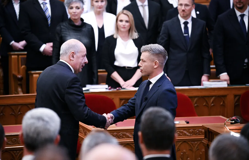 Tamas Sulyok i Peter Magyar w węgierskim parlamencie, fot. PAP/EPA/MTI/TAMAS PURGER