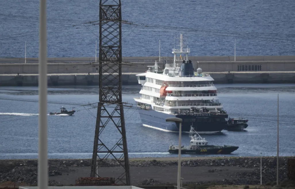 Корабель MV Hondius в іспанському порту. Fot. PAP/EPA/Alberto Valdes