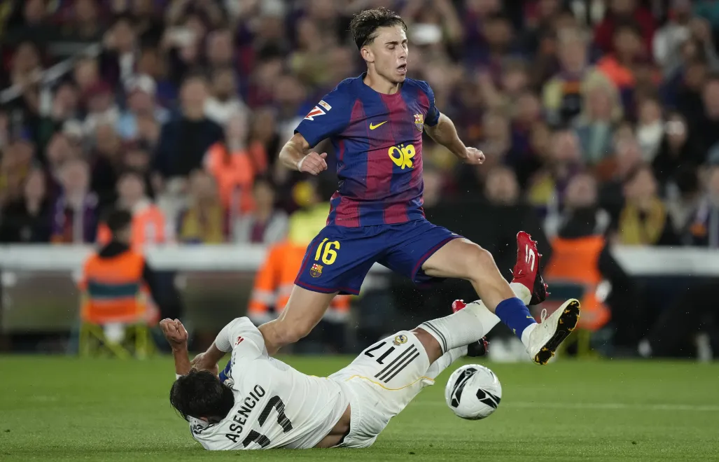 Pomocnik Barcelony Fermin Lopez podczas El Clasico, fot. PAP/EPA/EFE/ENRIC FONTCUBERTA