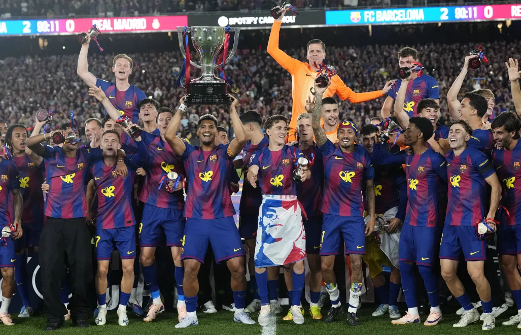 Piłkarze FC Barcelony celebrują zdobycie mistrzostwa Hiszpanii po wygranym meczu z Realem Madryt, fot. PAP/EPA/EFE/SIU WU
