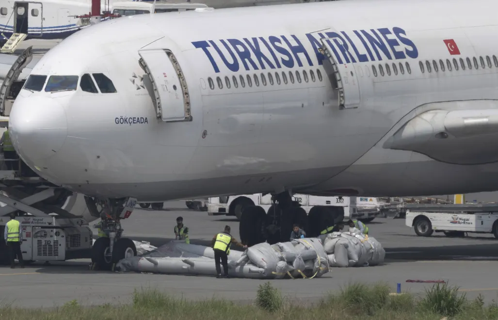 Samolot linii Turkish Airlines na lotnisku w Katmandu, fot. PAP/EPA/NARENDRA SHRESTHA