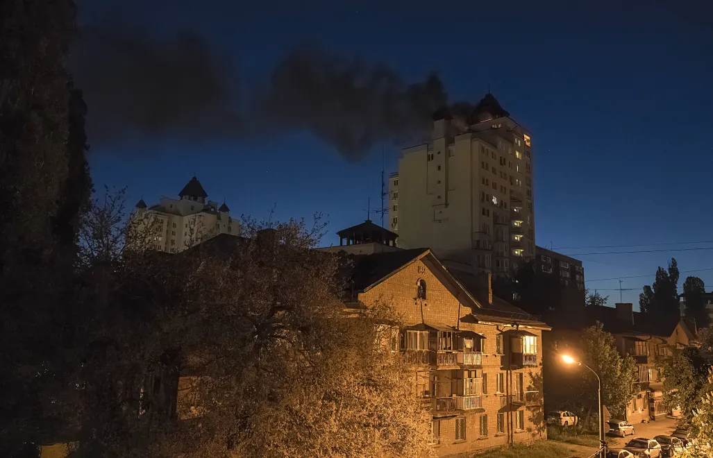 Уламки збитого російського дрона впали на дах багатоповерховівки в Києві, Україна. 12 травня 2026 р. Fot. PAP/EPA/MAXYM MARUSENKO