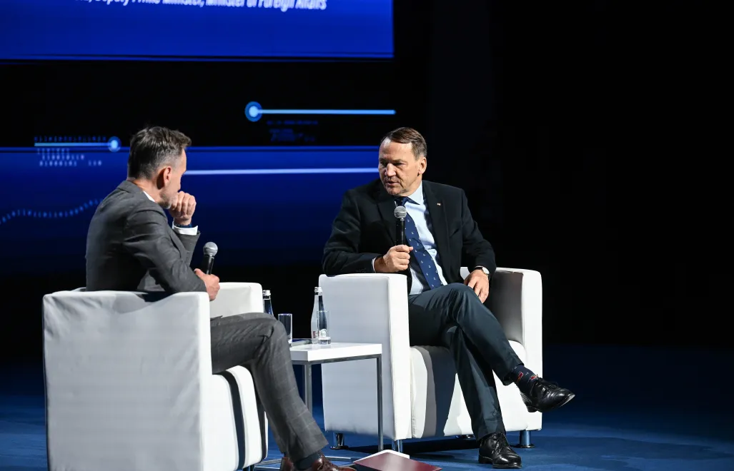 Wicepremier, minister spraw zagranicznych Radosław Sikorski i dziennikarz Piotr Kraśko. Fot. PAP/Marcin Bielecki