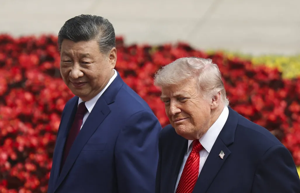 Xi Jinping (L) i Donald Trump (P). Fot. EPA/Maxim Shemetov / POOL