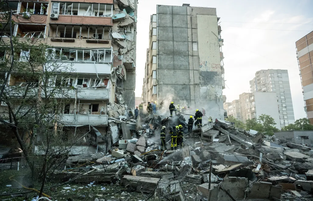 Пошуки людей під завалами житлового будинку в Дарницькому районі Києва. Fot. PAP/Vladyslav Musiienko