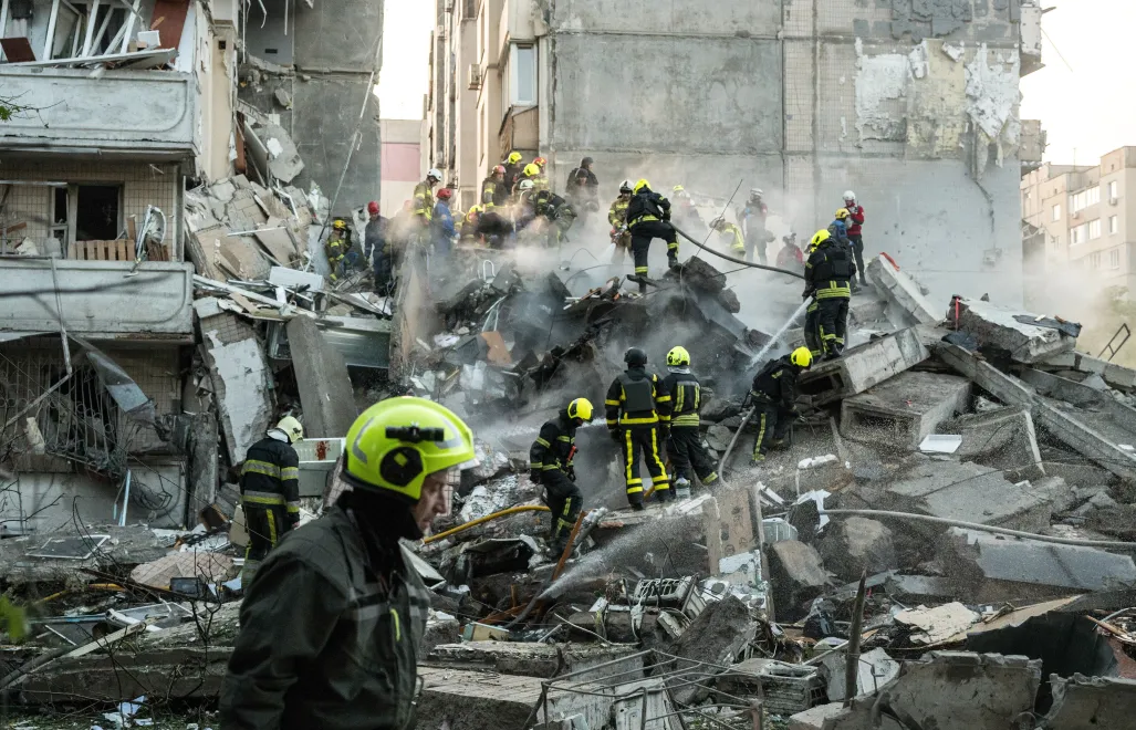 Poszukiwania osób pod gruzami bloku mieszkalnego w dzielnicy Darnica w Kijowie. Fot. PAP/Vladyslav Musiienko