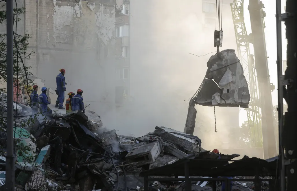 Zniszczenia po rosyjskim ataku z 14 maja Fot. PAP/EPA/SERGEY DOLZHENKO