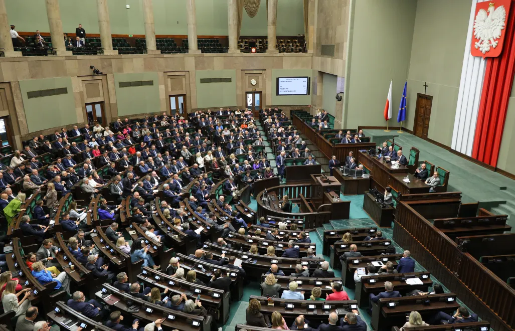 Posłowie na sali posiedzeń Sejmu. Fot. PAP/Paweł Supernak