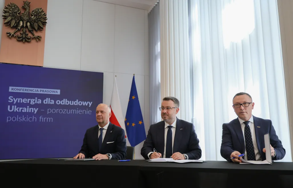 Голова правління Budimex Артур Попко (праворуч), голова правління Polimex Mostostal Якуб Стипула (посередині) та заступник голови правління AMW SINEVIA Славомір Склад (ліворуч) під час підписання угоди на пресконференції "Синергія для відбудови України – угода польських компаній". Fot. PAP/Paweł Supernak