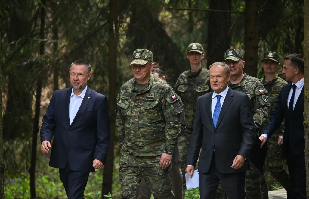 Premier Donald Tusk oraz szef MSWiA Marcin Kierwiński odwiedzili w piątek Ośrodek Konferencyjno-Szkoleniowy Straży Granicznej „Strażnica” w Otwocku. Fot. PAP/	Piotr Nowak