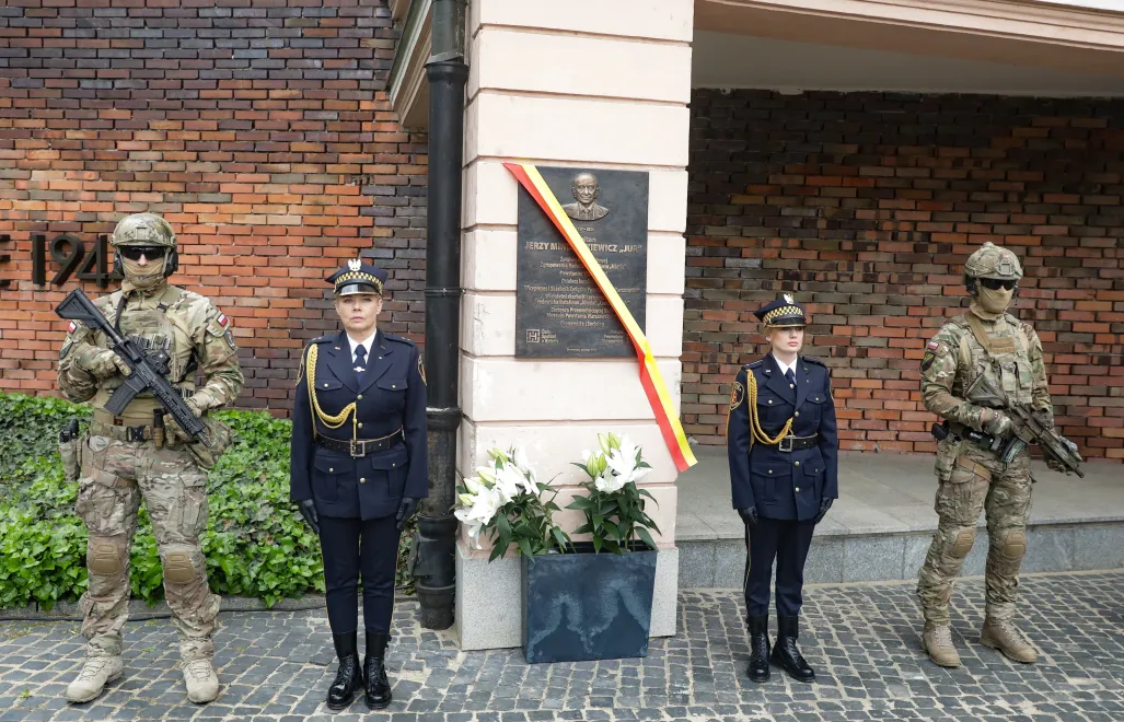 Uroczystość odsłonięcia tablicy pamiątkowej kpt. Jerzego Mindziukiewicza „Jura” przy siedzibie Związku Powstańców Warszawskich w Warszawie. Fot. PAP/Tomasz Gzell