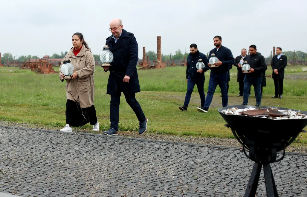 Marek Isztok (2L) z Centrum Historii i Kultury Romów i Sabina Kwiatkowska (L) podczas upamiętnienia 82. rocznicy buntu Romów w "Zigeunerlager" Fot. PAP/Jarek Praszkiewicz