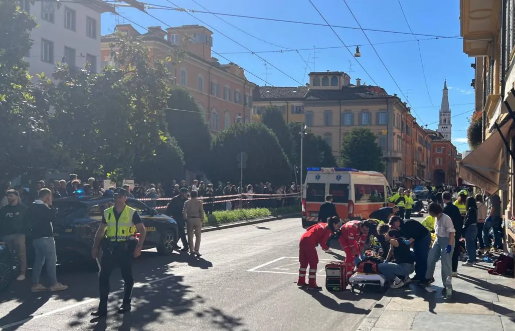W sobotę w Modenie rozpędzony samochód uderzył w grupę przechodniów, raniąc osiem osób, w tym trzy ciężko. Fot. PAP/EPA/	FRANCESCO VECCHI