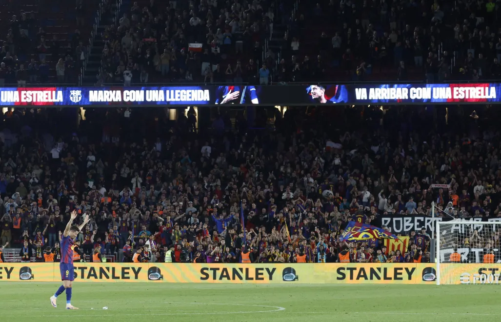 Robert Lewandowski schodzi z boiska w swoim ostatnim meczu na Camp Nou, fot. PAP/EPA/EFE/MARTA PEREZ