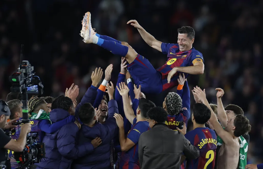 Pożegnanie Roberta Lewandowskiego na stadionie Camp Nou. Fot. PAP/EPA/MARTA PEREZ 