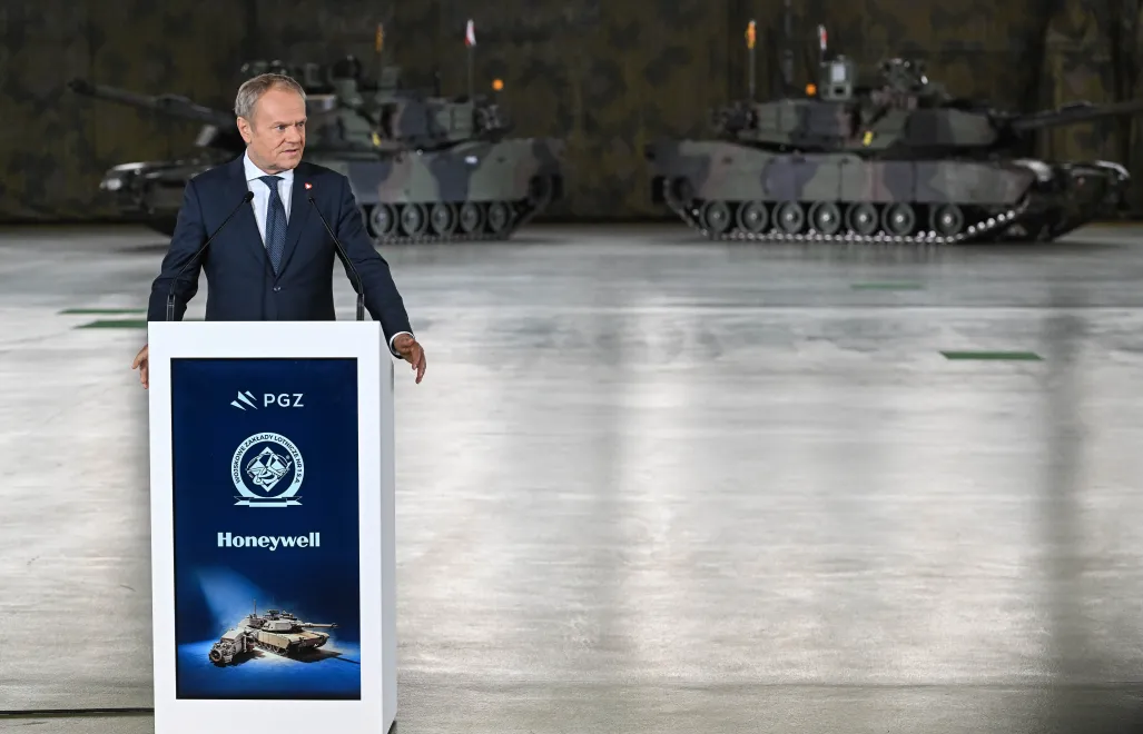 Premier Donald Tusk przemawia na terenie WZL w Dęblinie, fot. PAP/Wojtek Jargiło