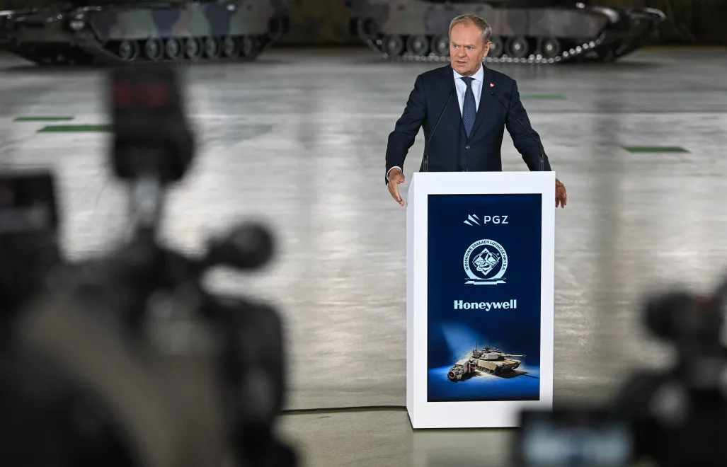 Дональд Туск выступает на территории WZL-1 в Демблине. Fot. PAP/Wojtek Jargiło
