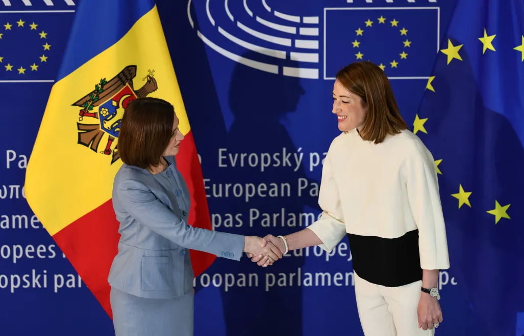 Przewodnicząca Parlamentu Europejskiego Roberta Metsola i prezydent Mołdawii Maia Sandu. Fot. PAP/EPA/RONALD WITTEK