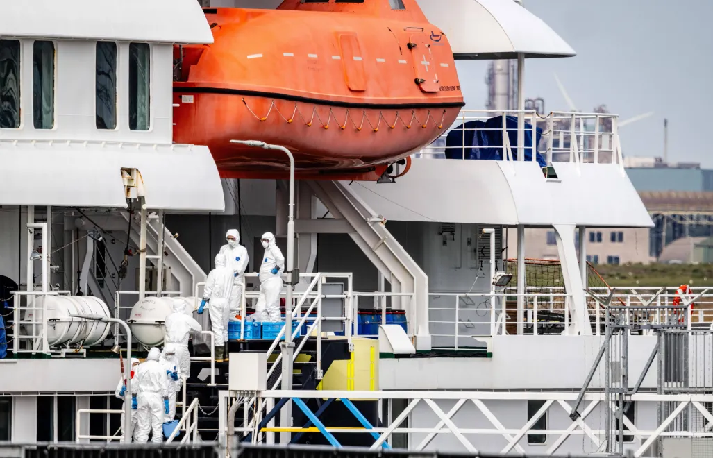Służby na pokładzie MV Hondius w Rotterdamie, fot. PAP/EPA/ANP/JEFFREY GROENEWEG