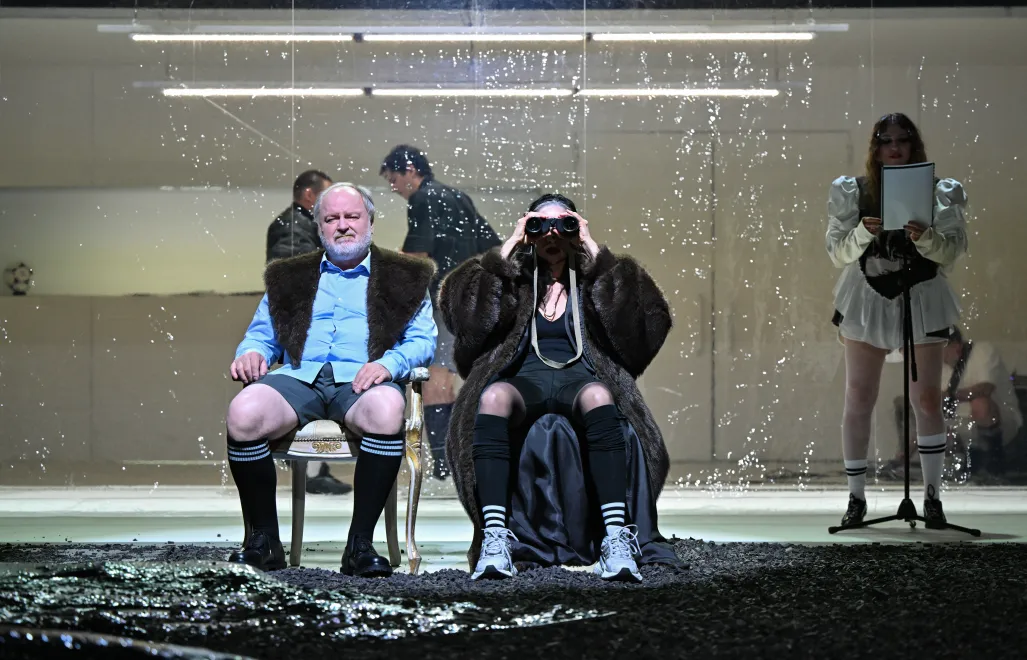 Aktorzy Małgorzata Gałkowska (C), Paulina Kondrak (P) i Roman Gancarczyk (L) podczas próby medialnej spektaklu „Mam coś w głębi nie do przedstawienia. HAMLET”