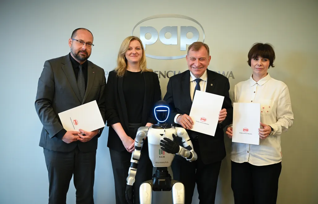 Prezes Polskiej Agencji Prasowej Marek Błoński, prezes zarządu Fundacji Polskiej Agencji Prasowej Magdalena Chodak, członek zarządu Fundacji Polskiej Agencji Prasowej Magdalena Żuk, rektor AGH prof. Jerzy Lis oraz humanoidalny robot Centrum Doskonałości Sztucznej Inteligencji AGH - Barbara. Fot. 