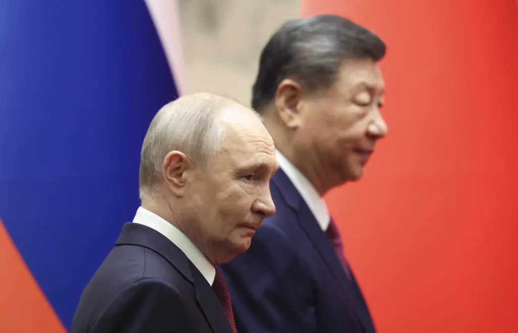 Prezydent Rosji Władimir Putin (po lewej) i prezydent Chin Xi Jinping (po prawej). Fot. PAP/EPA/Maxim Shemetov / POOL