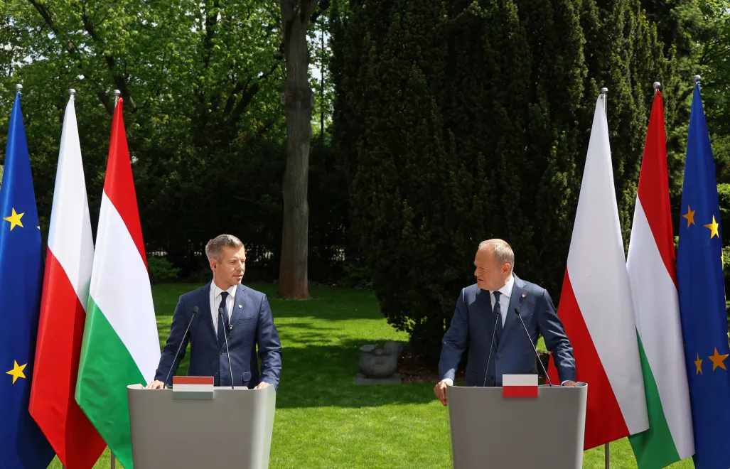 Premier RP Donald Tusk (P) i premier Węgier Peter Magyar (L). Fot. PAP/Paweł Supernak