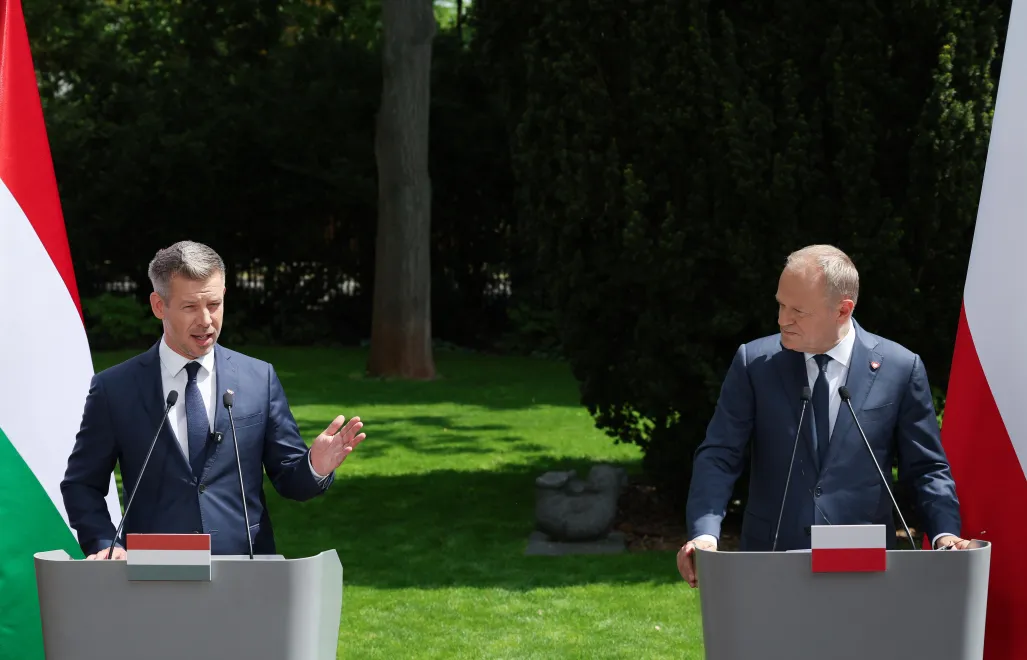 Петер Мадьяр и Дональд Туск во время брифинга в Варшаве. Fot. PAP/Paweł Supernak
