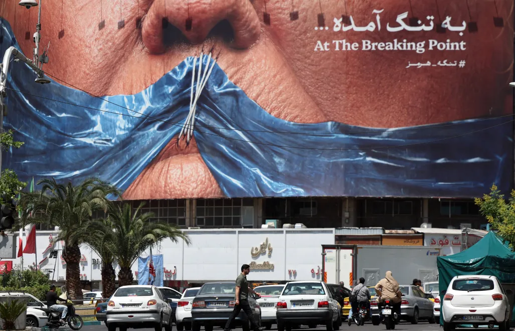 Antyamerykański billboard przedstawiającym prezydenta USA Donalda Trumpa i Cieśninę Ormuz na placu Valiasr w Teheranie Fot. PAP/EPA/ABEDIN TAHERKENAREH