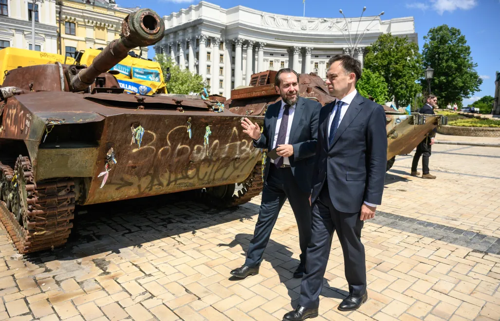 Очільник польської дипломатичної місії в Польщі Пьотр Лукасєвич та міністр фінасів й економіки Польщі Анджей Доманьский на фоні знищеної російської техніки в Києві. Fot. PAP/Vladyslav Musiienko
