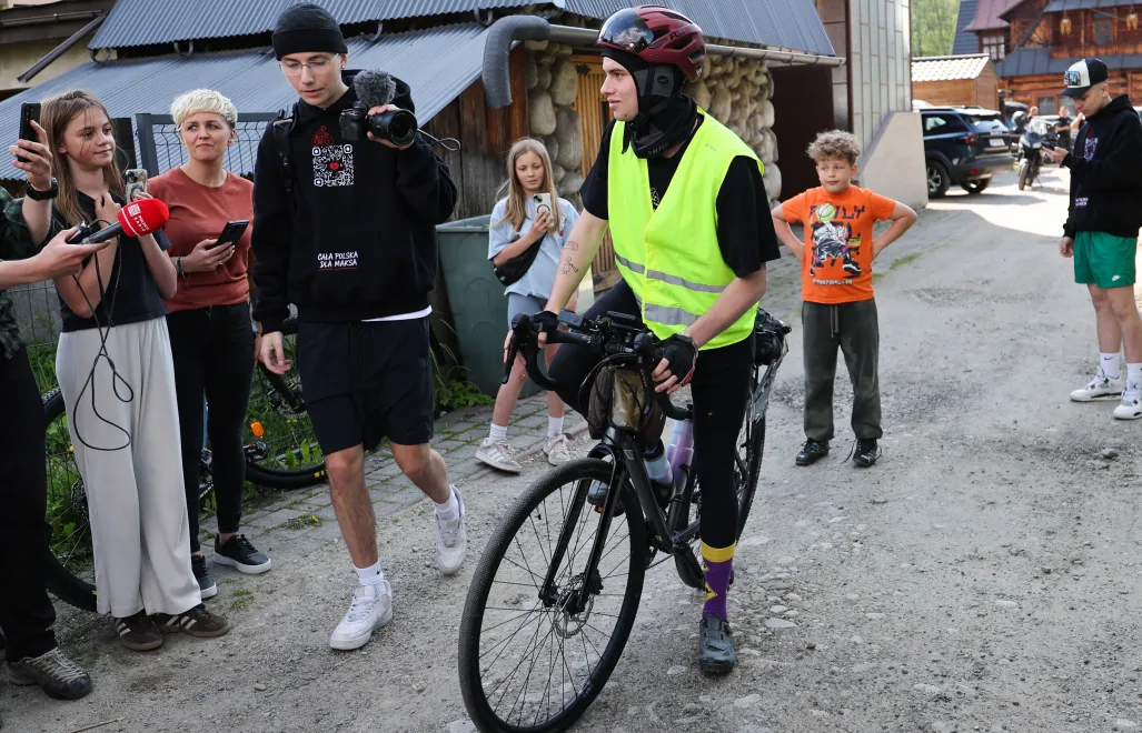 Influencer Piotr Hancke, znany jako Łatwogang (C) na trasie charytatwynego przejazdu rowerowego z Zakopanego do Gdańska. Fot. PAP/Grzegorz Momot