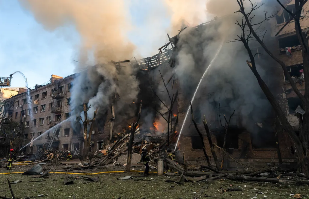 Разрушения вследствие сегодняшнего российского обстрела Киева. Фотоиллюстрация. Fot. PAP/Vladyslav Musiienko